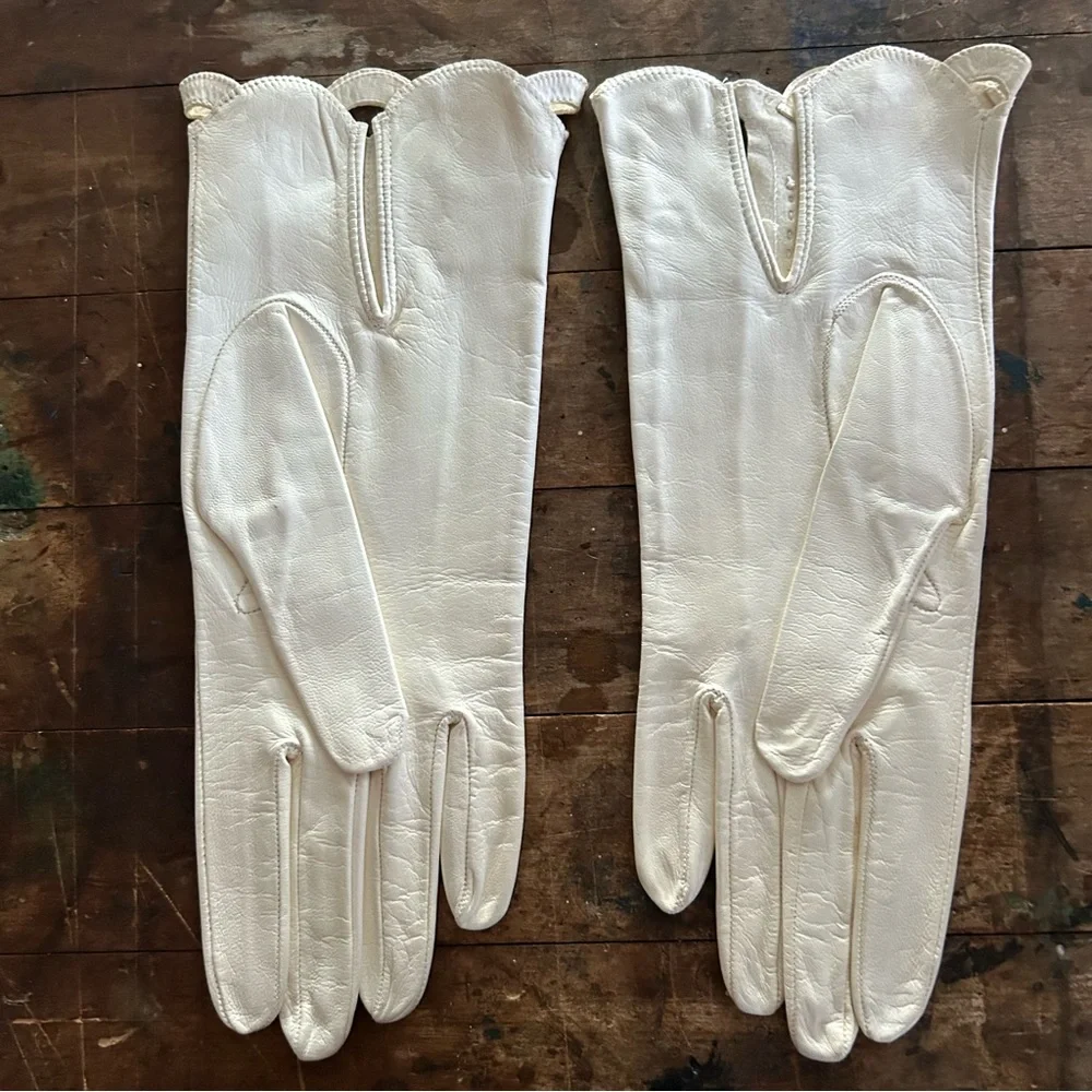 Valentino Garavani Cream Scalloped Leather Gloves